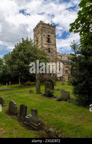 Una vista generale della chiesa di St Cuthbert a Billingham, nella contea di Durham. Si ritiene che una chiesa si trovi in questo luogo a Billingham dal 845 d.C. in epoca sassone. È descritta come la "chiesa madre" della città e si trova a Billingham Green. Tuttavia, a causa della mancanza di fondi e del declino della sua congregazione, il futuro della chiesa è minacciato. Come si è visto lunedì 8 luglio 2024. (Foto: Mark Fletcher | mi News) crediti: MI News & Sport /Alamy Live News Foto Stock