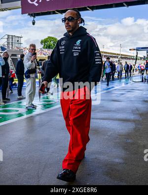 NORTHAMPTONSHIRE, REGNO UNITO. 7 lug, 24. Lewis Hamilton (Gran Bretagna) della Mercedes-AMG PETRONAS F1 Team cammina da solo sulla fossa prima del Gran Premio di Gran Bretagna durante il Qatar Airways British Grand Prix 2024 sul circuito di Silverstone domenica 7 luglio 2024 nel NORTHAMPTONSHIRE, INGHILTERRA. Crediti: Taka G Wu/Alamy Live News Foto Stock