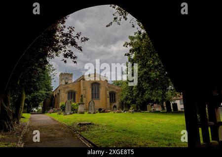 Una vista generale della chiesa di St Cuthbert a Billingham, nella contea di Durham. Si ritiene che una chiesa si trovi in questo luogo a Billingham dal 845 d.C. in epoca sassone. È descritta come la "chiesa madre" della città e si trova a Billingham Green. Tuttavia, a causa della mancanza di fondi e del declino della sua congregazione, il futuro della chiesa è minacciato. Come si è visto lunedì 8 luglio 2024. (Foto: Mark Fletcher | mi News) crediti: MI News & Sport /Alamy Live News Foto Stock