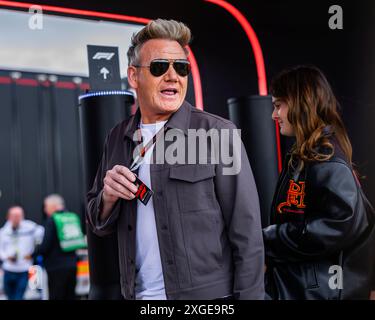 NORTHAMPTONSHIRE, REGNO UNITO. 7 lug, 24. Gordon Ramsay e sua figlia Holly Ramsay sono stati invitati al Qatar Airways British Grand Prix 2024 al circuito di Silverstone domenica 7 luglio 2024 nel NORTHAMPTONSHIRE, INGHILTERRA. Crediti: Taka G Wu/Alamy Live News Foto Stock