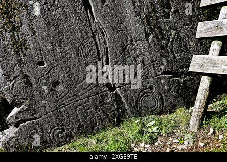 Coppa preistorica Copt Howe e anello marcato masso intagliato a Chapel stile, Langdale, Cumbria, Regno Unito. Caratteri principali sul pannello principale. Alias Langdale Boulders Foto Stock