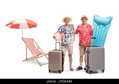 Turisti anziani con palla da spiaggia, materasso ad aria e valigie isolate su sfondo bianco Foto Stock