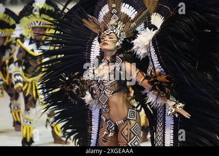 Marciele Albuquerque del gruppo Boi Caprichoso bumba si esibisce al Bumbodromo nel 57° Parintins Folklore Festival, ad Amazonas, nel nord del Brasile Foto Stock