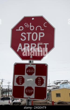 Segnaletica multilingue in inglese, francese e inuktitut presso i Four Corners di Iqaluit, Nunavut, Canada Foto Stock