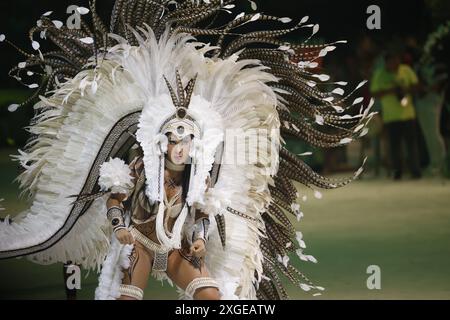 Isabelle Nogueira del gruppo Boi Garantido bumba si esibisce al Bumbodromo nel 57° Parintins Folklore Festival, ad Amazonas, nel nord del Brasile Foto Stock