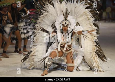 Isabelle Nogueira del gruppo Boi Garantido bumba si esibisce al Bumbodromo nel 57° Parintins Folklore Festival, ad Amazonas, nel nord del Brasile Foto Stock