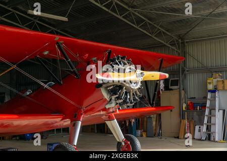 Adaminaby, nuovo Galles del Sud, Australia, 7 luglio 2024; un aereo da addestramento militare il biplano Red Boeing Stearman Kaydet. Foto Stock