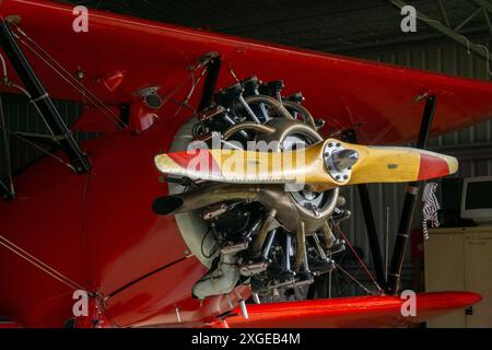 Adaminaby, nuovo Galles del Sud, Australia, 7 luglio 2024; un aereo da addestramento militare il biplano Red Boeing Stearman Kaydet. Foto Stock