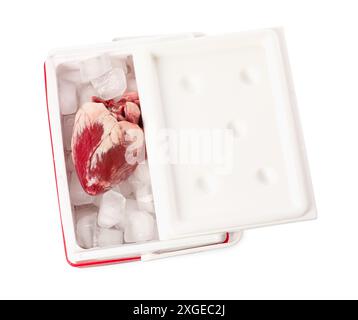Cuore con ghiaccio in frigorifero su sfondo bianco, vista dall'alto Foto Stock
