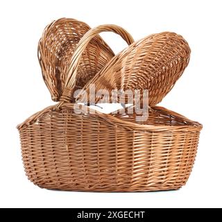 Un cestino da picnic in vimini con coperchi isolati di colore bianco Foto Stock