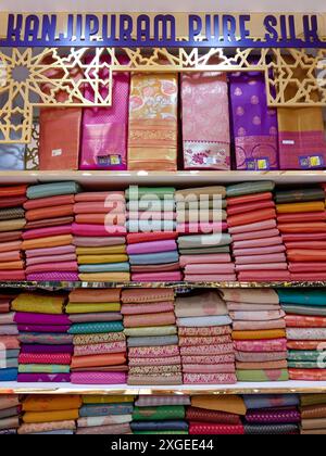 Interno di un negozio di seta indiano con un assortimento di sari di seta Kanchipuram e lehenga di broccato a Little India, Kuala Lumpur, Malesia. Foto Stock