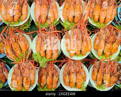 Una sistemazione di gamberi alla griglia in stile thailandese in un mercato di Street food locale situato in Thailandia. Foto Stock