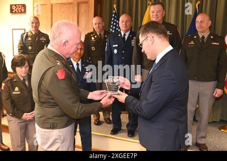 Il generale aiutante della Pennsylvania, il generale Mark Schindler, a sinistra, presenta un dono al ministro della difesa lituano Laurynas Kasciunas durante la visita di Kasciunas a Fort Indiantown Gap, Pennsylvania, 8 luglio 2024. Durante la sua visita, Kasciunas incontrò Schindler e altri alti leader della Guardia Nazionale della Pennsylvania e visitò l'edificio didattico per la manutenzione dell'aviazione della Guardia Nazionale dell'Esercito orientale. La Guardia nazionale della Pennsylvania e la Lituania sono partner attraverso il programma di partenariato statale della Guardia nazionale dal 1993. (Foto della Guardia Nazionale della Pennsylvania di Brad Rhen Foto Stock