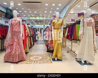 Kuala Lumpur, Malesia - 10 febbraio 2024: Interno di un negozio di seta indiano con un assortimento di sari di seta Kanchipuram e lehenga di broccato a Littl Foto Stock