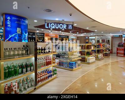 Kuala Lumpur, Malesia - 15 febbraio 2024: Negozio di liquori duty free presso l'aeroporto internazionale KLIA di Kuala Lumpur in Malesia. Foto Stock