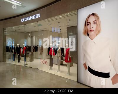 Kuala Lumpur, Malesia - 14 febbraio 2024: Vista interna del negozio Calvin Klein nel centro commerciale Pavilion, un centro commerciale di lusso situato a Kuala Lu Foto Stock