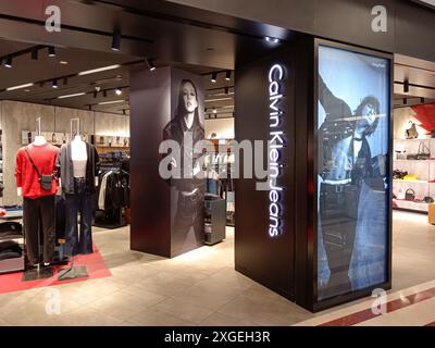 Kuala Lumpur, Malesia - 14 febbraio 2024: Vista interna del negozio Calvin Klein nel centro commerciale Suria KLCC, un centro commerciale di lusso situato a Kuala Lumpur Foto Stock