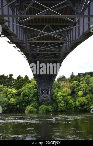 Arco in acciaio del ponte fluviale con dettagli della struttura visibili da sotto. Ubicazione: Waikato nuova Zelanda Foto Stock