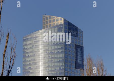 Buenos Aires, Argentina; 29 giugno 2024: Costruzione della compagnia petrolifera YPF nella città di Buenos Aires. Foto Stock