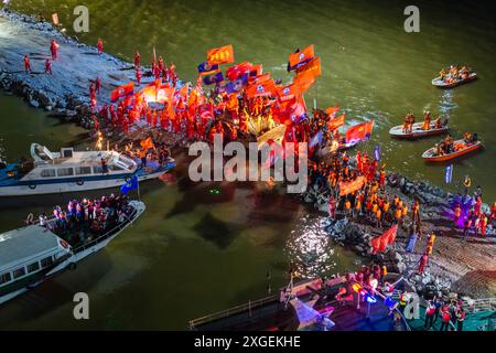 Pechino, la provincia cinese di Hunan. 8 luglio 2024. Una foto aerea con un drone mostra i soccorritori che sigillano la diga nel lago Dongting a Yueyang, nella provincia di Hunan, nella Cina centrale, 8 luglio 2024. Il personale di soccorso ha sigillato con successo una breccia di 226 metri in una diga nel secondo lago d'acqua dolce più grande della Cina alle 22:31, lunedì, secondo le autorità locali. Crediti: Chen Sihan/Xinhua/Alamy Live News Foto Stock