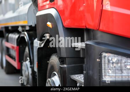 Vista laterale ravvicinata di un dumper ribaltabile a quattro assali. Messa a fuoco selettiva. Foto Stock