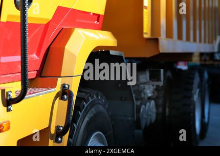 Vista laterale ravvicinata di un autocarro ribaltabile a tre assali. Messa a fuoco selettiva. Foto Stock