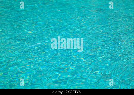 Piscina con acqua ondulata e riflessi solari. Sfondo astratto Foto Stock