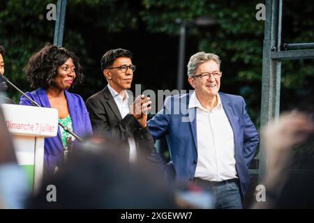 (Da sinistra) Daniele Obono, Younous Omarjee e Jean-Luc Melenchon visti sul palco di Place Stalingrad in seguito ai risultati delle elezioni legislative francesi. Dopo aver perso il primo turno delle elezioni legislative francesi, la coalizione di sinistra Nouveau Front Populaire ha vinto il secondo turno. Migliaia di persone scesero in strada e celebrarono in Place Stalingrad, fuori dalla sede di la France Insoumise, con discorsi di diverse personalità del partito. Un altro momento culminante delle celebrazioni fu, inevitabilmente, la Place de République, con diversi registri di scontri tra la polizia e Foto Stock