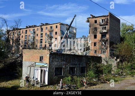 Kiev, Ucraina. 8 luglio 2024. I soccorritori lavorano in un sito di un condominio danneggiato durante gli attacchi missilistici russi, nel mezzo dell'attacco russo all'Ucraina, a Kiev. La mattina, l'esercito russo ha effettuato un attacco missilistico di massa alle città ucraine di Kiev, Dnipro, Kryvyi Rih, Sloviansk, Kramatorsk, utilizzando più di 40 missili di vario tipo. A Kiev, edifici residenziali, infrastrutture e ospedale per bambini "Okhmatdyt" sono stati danneggiati. I soccorritori continuano a cercare persone sotto le macerie. Credito: SOPA Images Limited/Alamy Live News Foto Stock