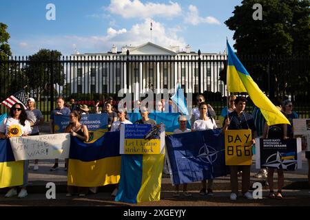 Washington DC, Stati Uniti. 8 luglio 2024. La comunità Ucraina si è riunita di fronte alla Casa Bianca, Washington DC, USA l'8 luglio 2024, contro l'attacco missilistico russo a un ospedale pediatrico nella capitale Kiev che ha ucciso decine di persone. Essi esortano a stare con l’Ucraina per proteggerla dall’attacco russo. I manifestanti cercano anche di essere invitati al vertice NATO del 2024 che si terrà a Washington DC dal 9 all'11 luglio. (Foto di Aashish Kiphayet/Alamy Live News) Foto Stock