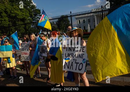 Washington DC, Stati Uniti. 8 luglio 2024. Un manifestante sta mostrando un segno con le parole "invita l'Ucraina alla NATO” durante i raduni ucraini di fronte alla Casa Bianca, Washington DC, USA, l'8 luglio 2024, contro l'attacco missilistico russo a un ospedale pediatrico nella capitale Kiev che ha ucciso decine di persone. Essi esortano a stare con l’Ucraina per proteggerla dall’attacco russo. I manifestanti cercano anche di essere invitati al vertice NATO del 2024 che si terrà a Washington DC dal 9 all'11 luglio. (Foto di Aashish Kiphayet/Alamy Live News) Foto Stock