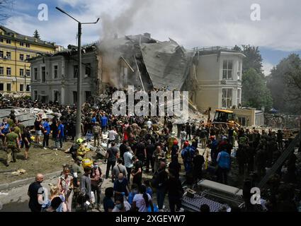 Kiev, Ucraina. 8 luglio 2024. Le persone eliminano le macerie dell'edificio distrutto dell'ospedale pediatrico Okhmadit durante un attacco missilistico russo a Kiev. A seguito dell'attacco missilistico di massa dell'esercito russo sul territorio dell'Ucraina, 36 persone sono rimaste uccise e 140 sono rimaste ferite. Credito: SOPA Images Limited/Alamy Live News Foto Stock