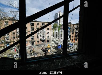 Kiev, Ucraina. 8 luglio 2024. Vista di un edificio residenziale distrutto a seguito di un attacco missilistico da parte dell'esercito russo a Kiev. A seguito dell'attacco missilistico di massa dell'esercito russo sul territorio dell'Ucraina, 36 persone sono rimaste uccise e 140 sono rimaste ferite. Credito: SOPA Images Limited/Alamy Live News Foto Stock