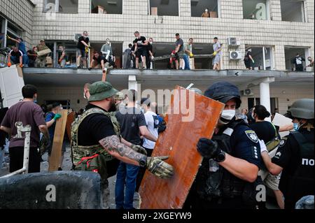 Kiev, Ucraina. 8 luglio 2024. Le persone eliminano le macerie dell'edificio distrutto dell'ospedale pediatrico Okhmadit durante un attacco missilistico russo a Kiev. A seguito dell'attacco missilistico di massa dell'esercito russo sul territorio dell'Ucraina, 36 persone sono rimaste uccise e 140 sono rimaste ferite. Credito: SOPA Images Limited/Alamy Live News Foto Stock