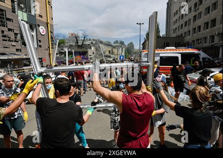 Kiev, Ucraina. 8 luglio 2024. Le persone eliminano le macerie dell'edificio distrutto dell'ospedale pediatrico Okhmadit durante un attacco missilistico russo a Kiev. A seguito dell'attacco missilistico di massa dell'esercito russo sul territorio dell'Ucraina, 36 persone sono rimaste uccise e 140 sono rimaste ferite. Credito: SOPA Images Limited/Alamy Live News Foto Stock