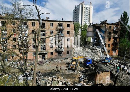 Kiev, Ucraina. 8 luglio 2024. Vista di un edificio residenziale distrutto a seguito di un attacco missilistico da parte dell'esercito russo a Kiev. A seguito dell'attacco missilistico di massa dell'esercito russo sul territorio dell'Ucraina, 36 persone sono rimaste uccise e 140 sono rimaste ferite. Credito: SOPA Images Limited/Alamy Live News Foto Stock