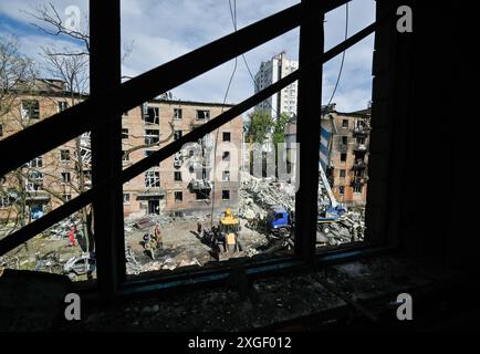 Kiev, Ucraina. 8 luglio 2024. Vista di un edificio residenziale distrutto a seguito di un attacco missilistico da parte dell'esercito russo a Kiev. A seguito dell'attacco missilistico di massa dell'esercito russo sul territorio dell'Ucraina, 36 persone sono rimaste uccise e 140 sono rimaste ferite. (Foto di Sergei Chuzavkov/SOPA Images/Sipa USA) credito: SIPA USA/Alamy Live News Foto Stock