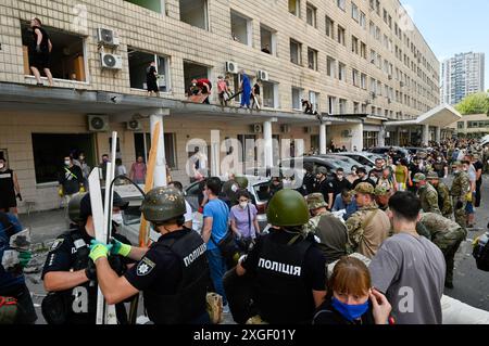 Kiev, Ucraina. 8 luglio 2024. Le persone eliminano le macerie dell'edificio distrutto dell'ospedale pediatrico Okhmadit durante un attacco missilistico russo a Kiev. A seguito dell'attacco missilistico di massa dell'esercito russo sul territorio dell'Ucraina, 36 persone sono rimaste uccise e 140 sono rimaste ferite. (Foto di Sergei Chuzavkov/SOPA Images/Sipa USA) credito: SIPA USA/Alamy Live News Foto Stock