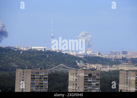 Non esclusiva: KIEV, UCRAINA - 8 LUGLIO 2024 - Smoke sale sulla capitale Ucraina a seguito di un massiccio attacco missilistico russo, Kiev, capitale del Regno Unito Foto Stock