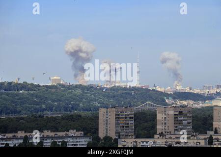 Non esclusiva: KIEV, UCRAINA - 8 LUGLIO 2024 - Smoke sale sulla capitale Ucraina a seguito di un massiccio attacco missilistico russo, Kiev, capitale del Regno Unito Foto Stock