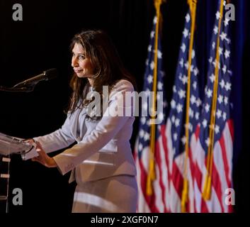 Washington DC, Stati Uniti. 8 luglio 2024, Washington, District of Columbia, USA: Il politico britannico SUELLA BRAVERMAN, 44 anni, parla alla National Conservative Conference di Washington, DC, lunedì. The RT Hon sue-Ellen Cassiana ''Suella'' Braverman KC nata Fernandes (nata il 3 aprile 1980), KC MP è Segretario di Stato per il Dipartimento degli interni e membro del Parlamento per Fareham. È stato Segretario di Stato per gli interni dal settembre 2022 all'ottobre 2022, e di nuovo dall'ottobre 2022 al novembre 2023. Crediti: ZUMA Press, Inc./Alamy Live News Foto Stock