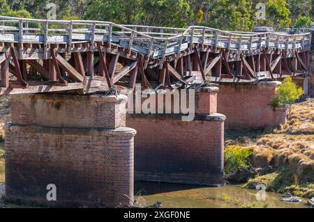 Sunnyside rail bridge over Tenterfield Creek, come si vede dall'autostrada del New England, Nuovo Galles del Sud, Australia, in stato di abbandono Foto Stock