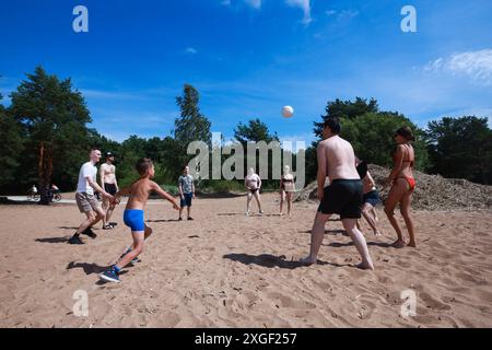 Sestroretsk, Russia. 7 luglio 2024. Un gruppo di persone gioca a pallavolo in cerchio sulla spiaggia del Golfo di Finlandia in una calda giornata estiva a Sestroretsk, fuori San Pietroburgo. (Foto di Artem Priakhin/SOPA Images/Sipa USA) credito: SIPA USA/Alamy Live News Foto Stock