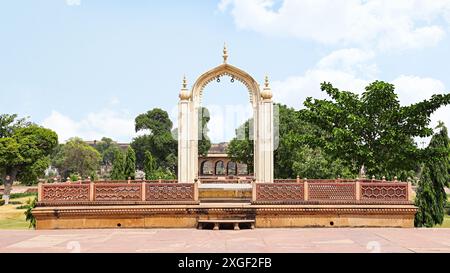 Vista di Rani ka Jhoola di fronte a JAL Mahal, Deeg Palace, Deeg, Rajasthan, India. Foto Stock