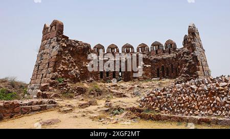 Vista delle rovine della torre di guardia del forte di Tughlaqabad, costruita da Ghiyasuddin Tughlaq nel XIV secolo, Tughlaqabad, Delhi, India. Foto Stock