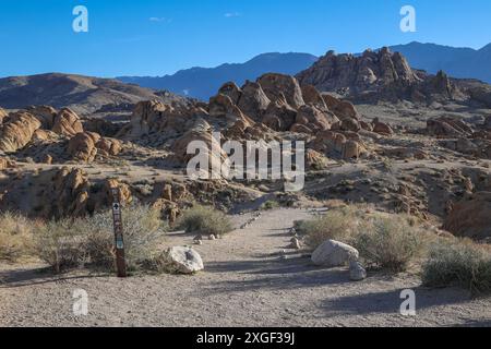 I percorsi escursionistici all'interno dell'Alabama Hills National Scenic area consentono agli escursionisti di passeggiare attraverso paesaggi di pietra unici. Foto Stock