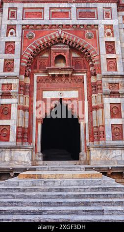 Splendida entrata della tomba di Shah Ibrahim, costruita da Sher Shah Suri nel XVI secolo, Narnaul, Haryana, India. Foto Stock