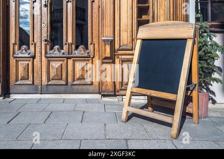 Mockup di Blank Restaurant Blackboard su Un marciapiede Foto Stock