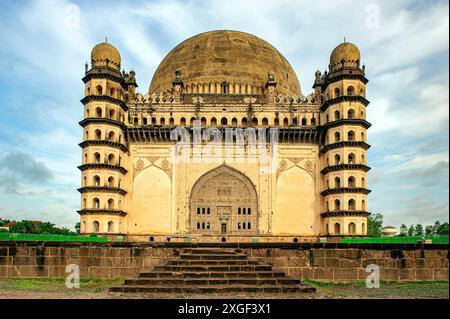 Vintage Old Heritage Gol Gumbaz è il mausoleo del re Mohammed Adil Shah, sultano di Bijapur. La costruzione della tomba fu iniziata nel 1556 a Karnataka Foto Stock