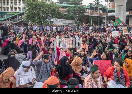 Dacca, Bangladesh. 8 luglio 2024. I manifestanti cantano slogan e tengono cartelli che esprimono le loro opinioni durante una manifestazione. Gli studenti universitari del Bangladesh e i richiedenti lavoro hanno protestato chiedendo che le quote per i posti di lavoro governativi fossero vietate e che fosse ripristinata la circolare governativa del 2018 che ha abolito il sistema delle quote. Credito: SOPA Images Limited/Alamy Live News Foto Stock